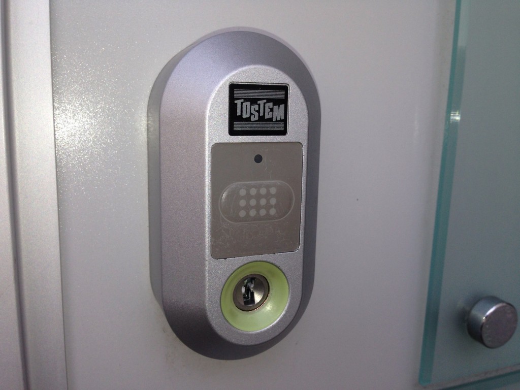加古川市でトステム玄関の鍵交換、キーレス電気錠タイプ　20140316
