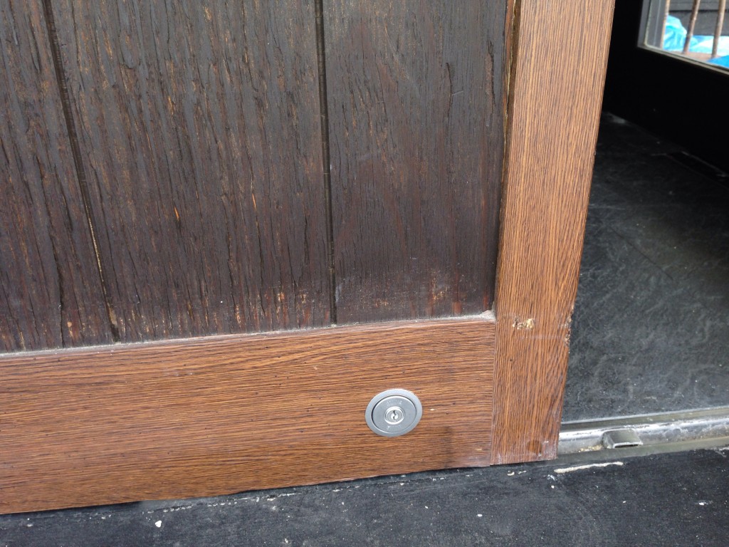 加古川市で店舗の入り口　自動ドアの鍵交換　ＭＩＷＡ　ＤＧ