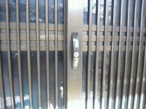 玄関扉の鍵交換・カギ取替え　引き違い戸　加古川市の鍵屋